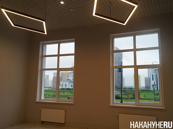 Вид на храм святых Бижиих строителей из здания администрации Академического района Екатеринбурга(2025)|Фото: Накануне.RU