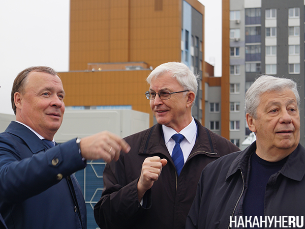 Алексей Орлов, Михаил Матвеев и Аркадий Чернецкий во время открытия администрации Академического района Екатеринбурга(2025)|Фото: Накануне.RU