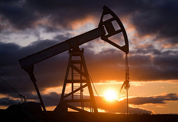 Вид на нефтяную качалку недалеко от Альметьевска в Республике Татарстан, Россия(2025)|Фото: Reuters / Alexander Manzyuk