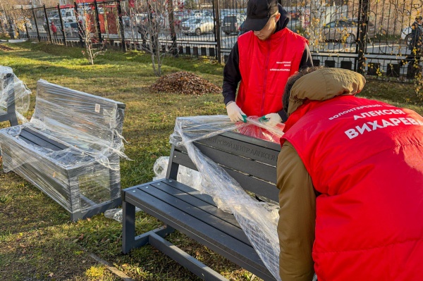 скамейки от активистов волонтерского центра депутата Алексея Вихарева в Свердловском областном онкологическом диспансере(2025)|Фото: Волонтерский центр Алексея Вихарева