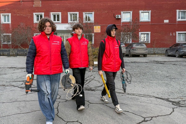 скамейки от активистов волонтерского центра депутата Алексея Вихарева в Свердловском областном онкологическом диспансере(2025)|Фото: Волонтерский центр Алексея Вихарева