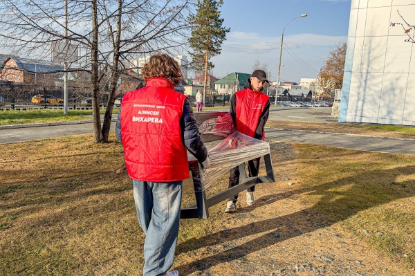 скамейки от активистов волонтерского центра депутата Алексея Вихарева в Свердловском областном онкологическом диспансере(2025)|Фото: Волонтерский центр Алексея Вихарева