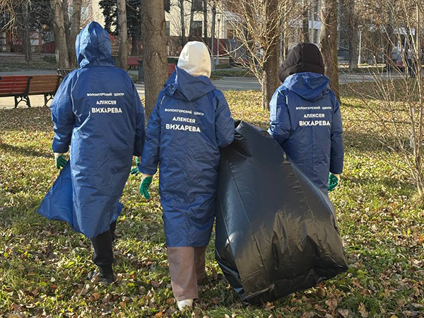 Субботник на бульваре Культуры в Екатеринбурге при участии Волонтерского центра депутата Алексея Вихарева(2025)|Фото: Волонтерский центр Алексея Вихарева