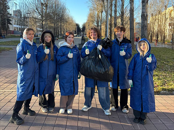 Субботник на бульваре Культуры в Екатеринбурге при участии Волонтерского центра депутата Алексея Вихарева(2025)|Фото: Волонтерский центр Алексея Вихарева