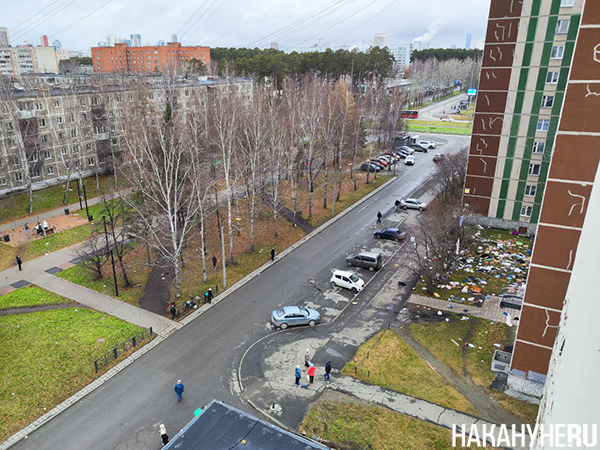 Екатеринбуржец выбрасывает вещи с окна дома на Академика Бардина 25/1(2025)|Фото: Накануне.RU