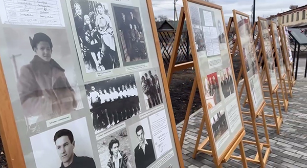 Выставка, посвящённая Борису Ельцину, в новом сквере в селе Бутка(2025)|Фото: скриншот с видео telegram-канала о работе Законодательного Собрания Свердловской области / t.me/zsso96