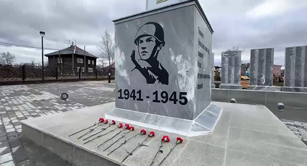 Обновленная стела в честь героев Великой Отечественной войны в сквере в селе Бутка(2025)|Фото: скриншот с видео telegram-канала о работе Законодательного Собрания Свердловской области / t.me/zsso96