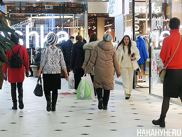 Люди в одном из торговых центров(2025)|Фото: Накануне.RU Люди в одном из торговых центров(2025)|Фото: Накануне.RU