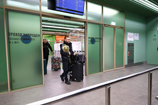 Петр Ян вернулся в Екатеринбург с поясом чемпиона UFC(2025)|Фото: Андрей Фомин