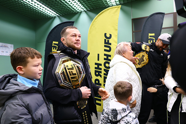 Петр Ян вернулся в Екатеринбург с поясом чемпиона UFC(2025)|Фото: Андрей Фомин