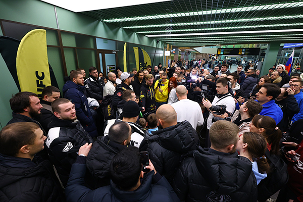 Петр Ян вернулся в Екатеринбург с поясом чемпиона UFC(2025)|Фото: Андрей Фомин