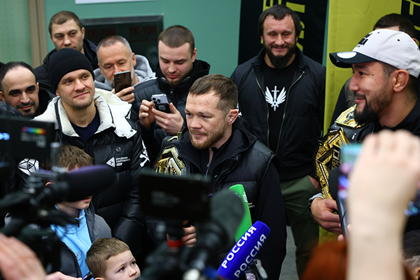 Петр Ян вернулся в Екатеринбург с поясом чемпиона UFC(2025)|Фото: Андрей Фомин