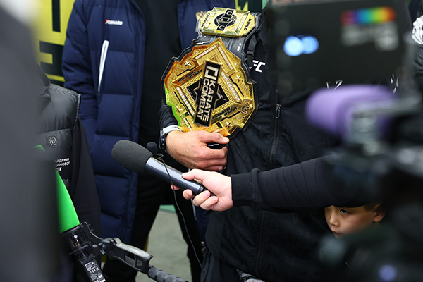 Петр Ян вернулся в Екатеринбург с поясом чемпиона UFC(2025)|Фото: Андрей Фомин