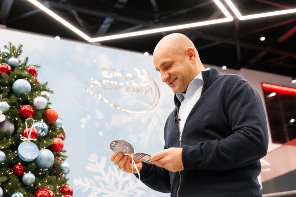 Артем Жога на акции "Елка желаний" в Екатеринбурге(2025)|Фото: Андрей Фомин