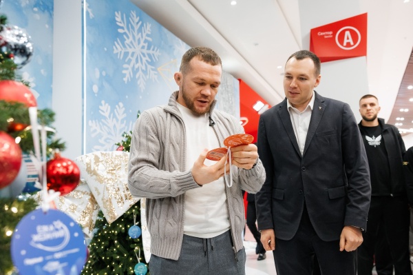 Петр Ян на акции "Елка желаний" в Екатеринбурге(2025)|Фото: Андрей Фомин