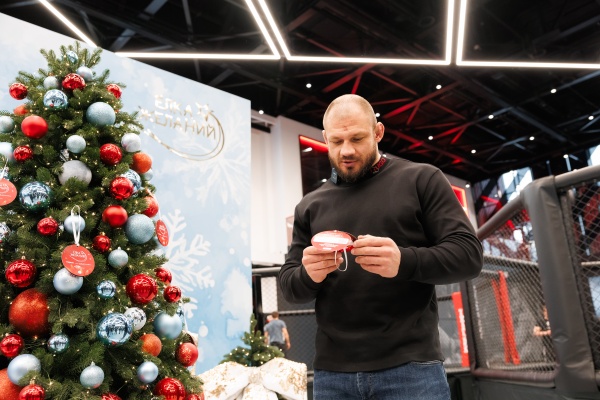 Иван Штырков на акции "Елка желаний" в Екатеринбурге(2025)|Фото: Андрей Фомин