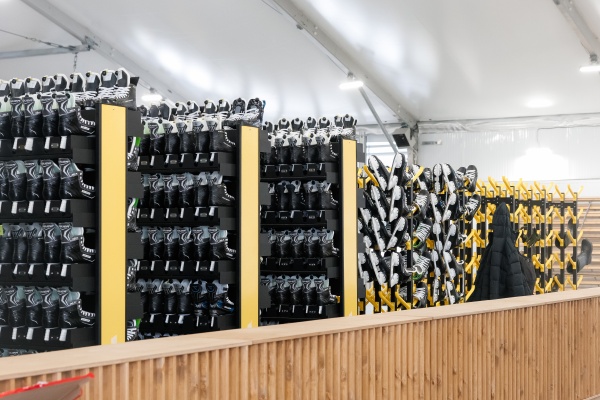 Прокат коньков в спортивном квартале "Архангел Михаил" в Екатеринбурге(2025)|Фото: Андрей Фомин