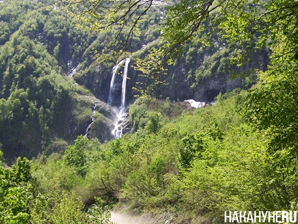 Водопад и горы в заповеднике в Сочи(2008)|Фото: Накануне.RU