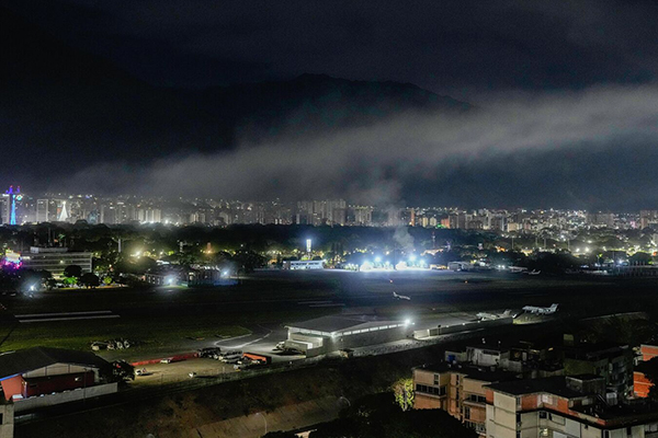 Дым на месте взрыва над аэропортом Ла-Карлота, Каракас, Венесуэла(2026)|Фото: AP Photo / Matias Delacroix