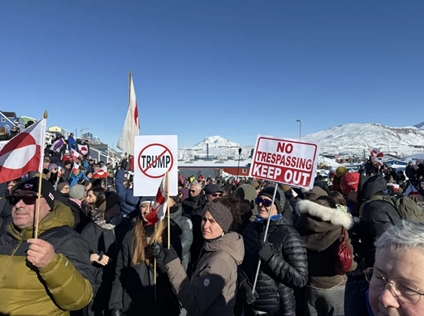 Около 1000 жителей Гренландии собрались в центре города Нуук, чтобы выразить протест против президента США Дональда Трампа (15 марта 2025 года)(2026)|Фото: Ahmet Gurhan Kartal / Anadolu / Getty Images