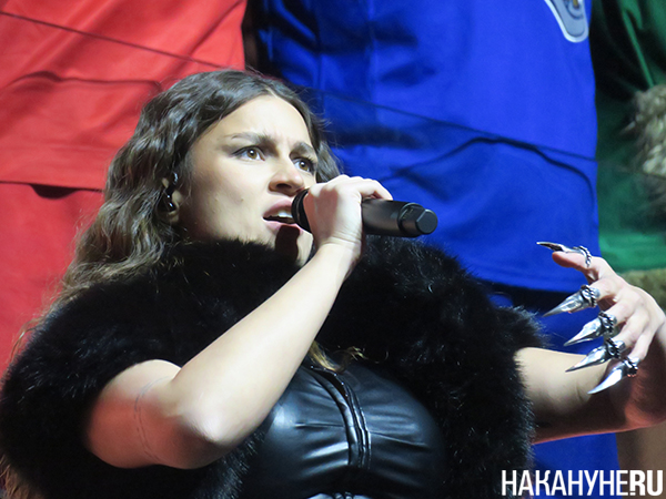 Певица Bearwolf на матче звёзд Континентальной хоккейной лиги (КХЛ) 2026 в Екатеринбурге(2026)|Фото: Накануне.RU