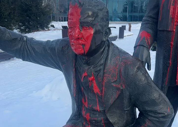 Облитый краской памятник братьям Люмьер в Екатеринбурге(2026)|Фото: telegram-канал "Екатеринбург. Главное" / t.me/ekatglavnoe