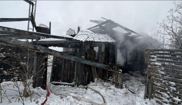 Сгоревший дом по улице Октябрьской в селе Усть-Ницинское(2026)|Фото: пресс-служба ГУ МВД по Свердловской области