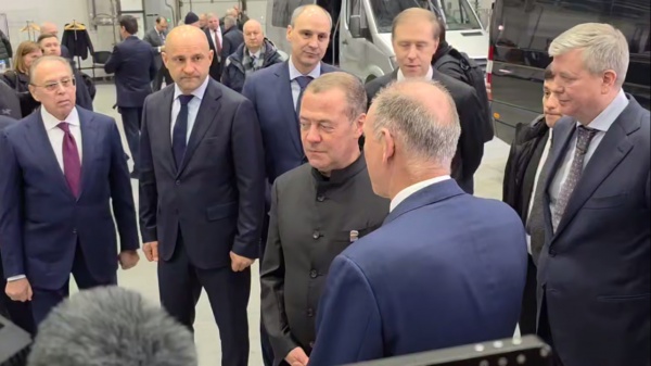 Дмитрий Медведев во время посещения завода "Уральские локомотивы"(2026)|Фото: Департамент информационной политики Свердловской области