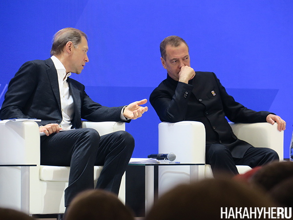 Денис Мантуров и Дмитрий Медведев на форуме партии "Единая Россия" "Есть результат!" в Екатеринбурге(2026)|Фото: Накануне.RU