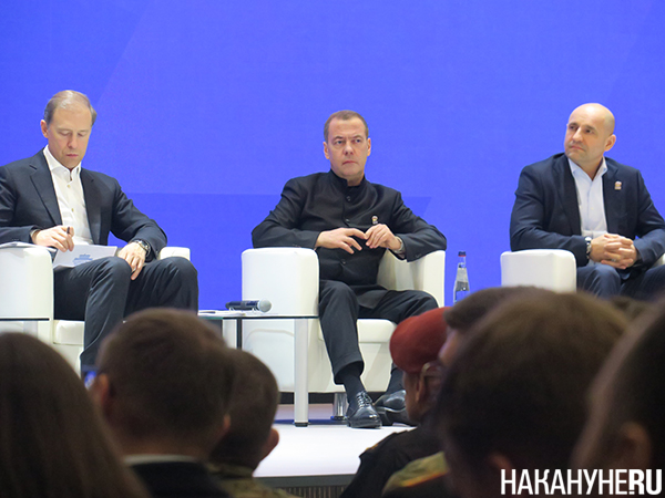 Денис Мантуров, Дмитрий Медведев и Артем Жога на форуме партии "Единая Россия" "Есть результат!" в Екатеринбурге(2026)|Фото: Накануне.RU