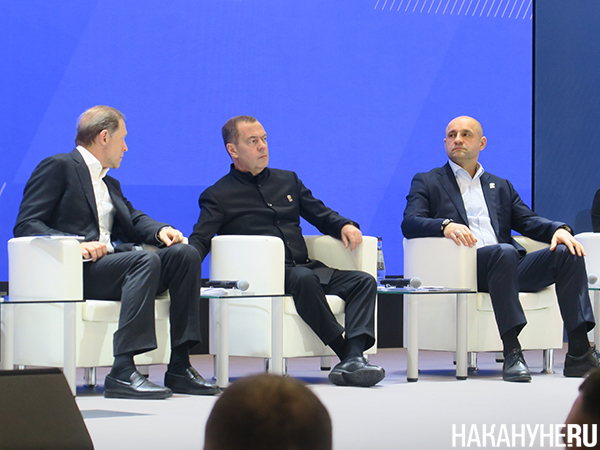 Денис Мантуров, Дмитрий Медведев и Артем Жога на форуме партии "Единая Россия" "Есть результат!" в Екатеринбурге(2026)|Фото: Накануне.RU Денис Мантуров, Дмитрий Медведев и Артем Жога на форуме партии "Единая Россия" "Есть результат!" в Екатеринбурге(2026)|Фото: Накануне.RU