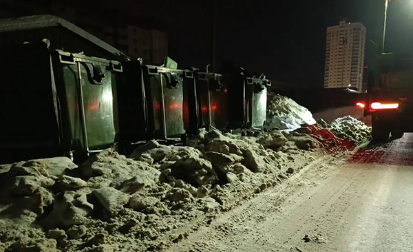 Неубранные от снега двор и дорога в Екатеринбурге(2026)|Фото: пресс-служба АО "Спецавтобаза" Неубранные от снега двор и дорога в Екатеринбурге(2026)|Фото: пресс-служба АО "Спецавтобаза"