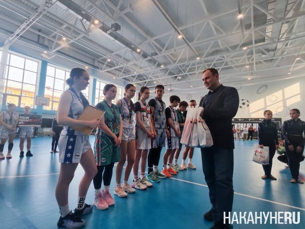 Георгий Козлов награждает лучших игроков регионального этапа КЭС-БАСКЕТ 2025-26 в Екатеринбурге(2026)|Фото: Накануне.RU Георгий Козлов награждает лучших игроков регионального этапа КЭС-БАСКЕТ 2025-26 в Екатеринбурге(2026)|Фото: Накануне.RU