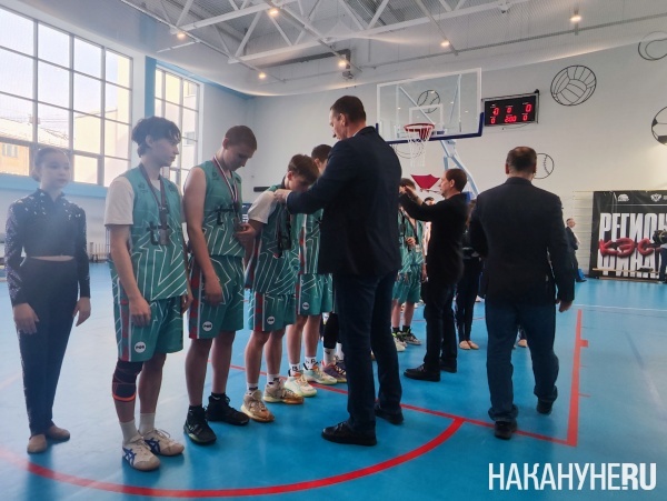 ШБК Феникс СОШ № 4 из Покровского на КЭС-БАСКЕТ в Екатеринбурге(2026)|Фото: Накануне.RU ШБК Феникс СОШ № 4 из Покровского на КЭС-БАСКЕТ в Екатеринбурге(2026)|Фото: Накануне.RU