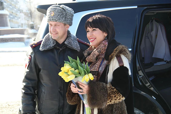 Сотрудники Госавтоинспекции вручили цветы Татьяне Савиновой(2026)|Фото: Управле­ние Госавтоинспекции ГУ МВД России по Св­ердловской области