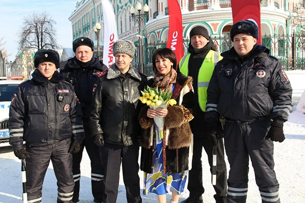 Сотрудники Госавтоинспекции вручили цветы Татьяне Савиновой(2026)|Фото: Управле­ние Госавтоинспекции ГУ МВД России по Св­ердловской области
