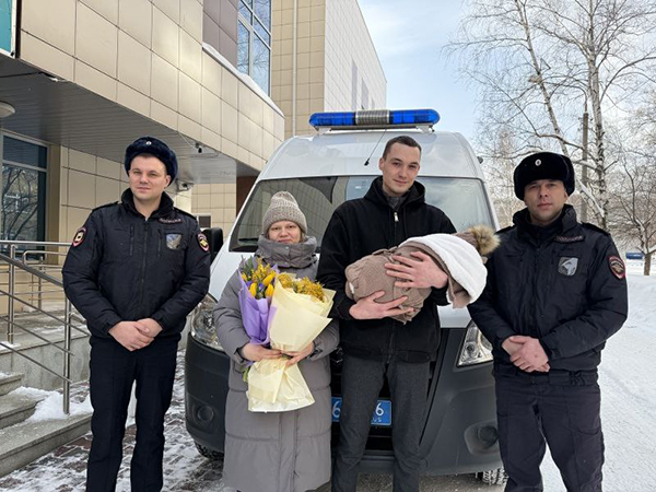 В Екатеринбурге полицейские навестили на выписке женщину, которой несколькими днями ранее помогли вовремя добраться до родильного дома(2026)|Фото: УМВД по г. Екатеринбургу