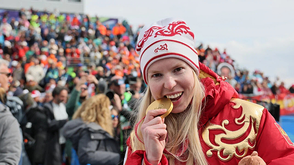 Варвара Ворончихина с золотой медалью зимних Паралимпийских игр в Италии(2026)|Фото: Дмитрий Челяпин / Матч ТВ