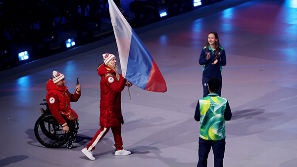 Иван Голубков и Варвара Ворончихина на церемонии закрытия зимних Паралимпийских игр в Италии(2026)|Фото: Maja Hitij / Staff / Getty Images Sport / Gettyimages.ru