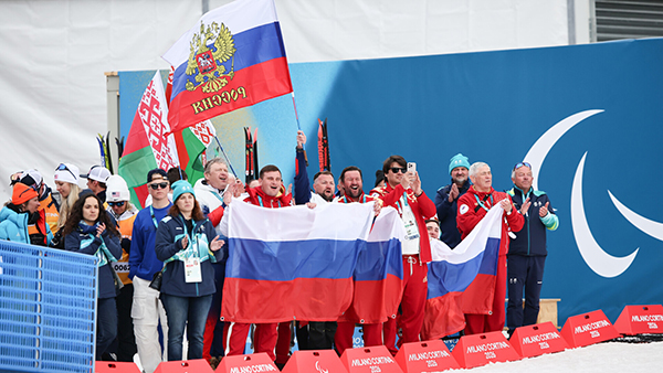 Болельщики сборной России на зимних Паралимпийских играх в Италии(2026)|Фото: Marcus Hartmann / Contributor / Getty Images Sport / Gettyimages.ru