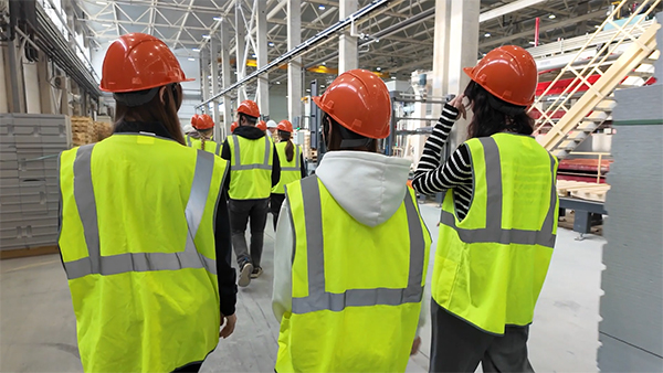 Атом показал будущим строителям, как в регионе производят стройматериалы(2026)|Фото: пресс-служба "Атомстройкомплекс"