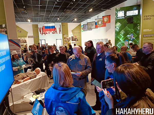 Артем Жога и Руслан Кухарук осматривают выставку "Душевный ОПК" на V окружном форуме "Патриоты Урала" в Ханты-Мансийске(2026)|Фото: Накануне.RU