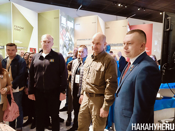 Артем Жога и Руслан Кухарук осматривают выставку "Душевный ОПК" на V окружном форуме "Патриоты Урала" в Ханты-Мансийске(2026)|Фото: Накануне.RU
