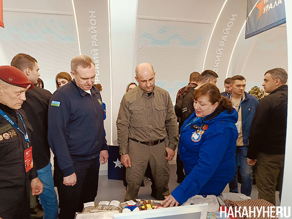 Артем Жога и Руслан Кухарук осматривают выставку "Душевный ОПК" на V окружном форуме "Патриоты Урала" в Ханты-Мансийске(2026)|Фото: Накануне.RU