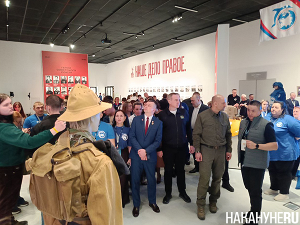 Артем Жога и Руслан Кухарук осматривают выставку "Душевный ОПК" на V окружном форуме "Патриоты Урала" в Ханты-Мансийске(2026)|Фото: Накануне.RU