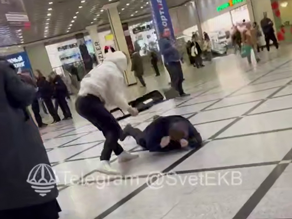 Избиение человека стулом в ТРЦ Гринвич в Екатеринбурге(2026)|Фото: скриншот с видео telegram-канала "СВЕТ Екатеринбург" / t.me/SvetEKB