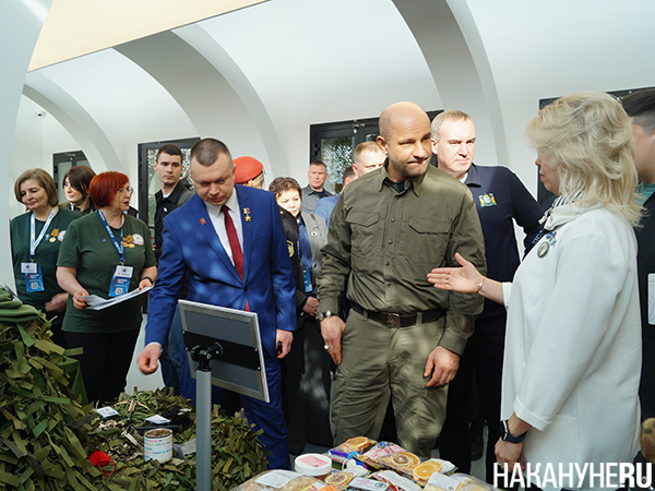 Артем Жога и Руслан Кухарук осматривают выставку "Душевный ОПК" на V окружном форуме "Патриоты Урала" в Ханты-Мансийске(2026)|Фото: Накануне.RU Артем Жога и Руслан Кухарук осматривают выставку "Душевный ОПК" на V окружном форуме "Патриоты Урала" в Ханты-Мансийске(2026)|Фото: Накануне.RU