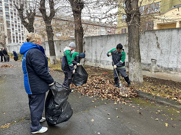 Весенний субботник в Екатеринбурге(2026)|Фото: пресс-служба АО "Спецавтобаза"