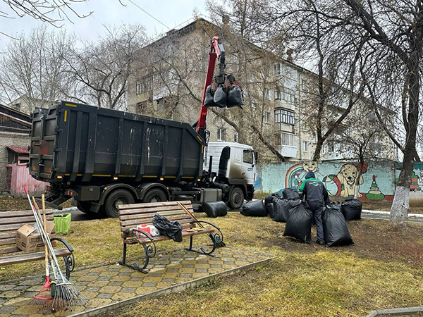Весенний субботник в Екатеринбурге(2026)|Фото: пресс-служба АО "Спецавтобаза"