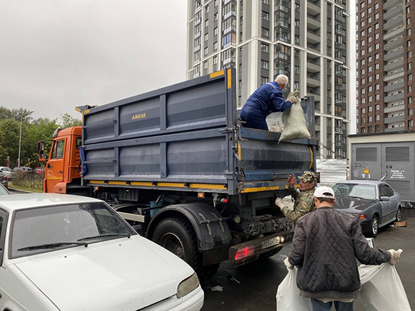 Весенний субботник в Екатеринбурге(2026)|Фото: пресс-служба АО "Спецавтобаза"